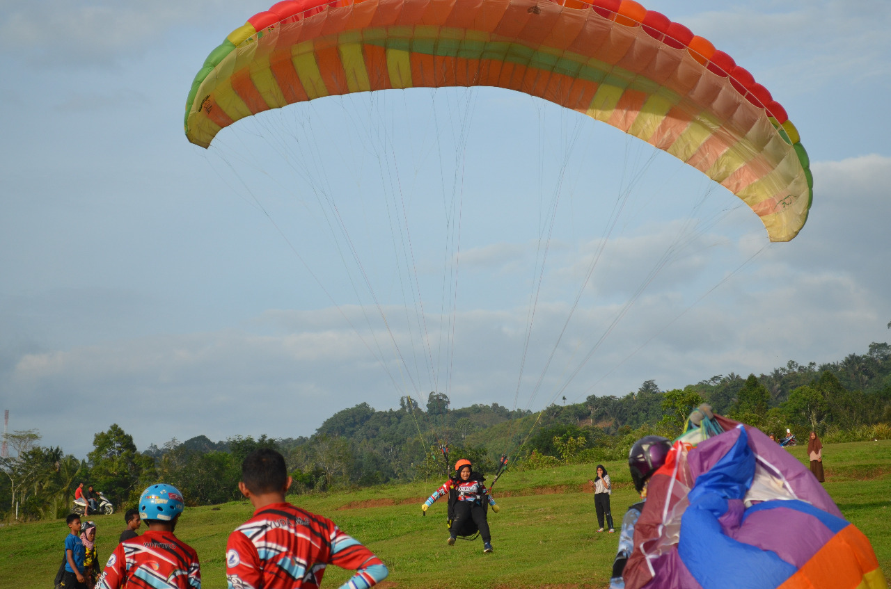 Latihan paralayang di Bungsu Aerosport Club (BAC) Taeh